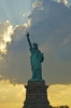 estatua de la libertad en la puesta del sol