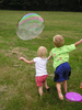 Los niños persiguen una burbuja en una famil