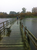 cruzar puente de madera en la lluvia