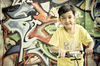 un muchacho con el fondo de graffiti