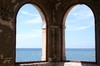 mirar por la ventana en el mar
