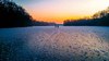 pista de hielo en el lago del bosque