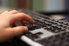 mano en el teclado