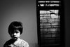 un niño y una ventana