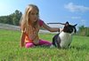 Chica con gato al aire libre