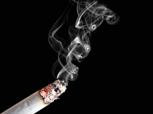 fumar cigarrillos y en movimiento