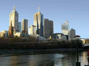 ciudad de Melbourne por la yarra