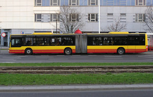 autobús en la parada de autobús