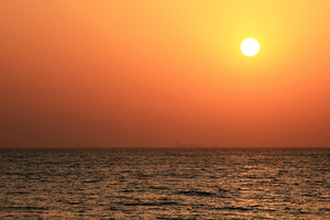 Salida del sol sobre el Golfo de Medio Oriente: 