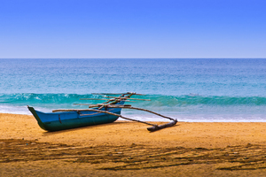 canoa de pescadores en la playa