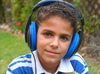 niño escuchando música